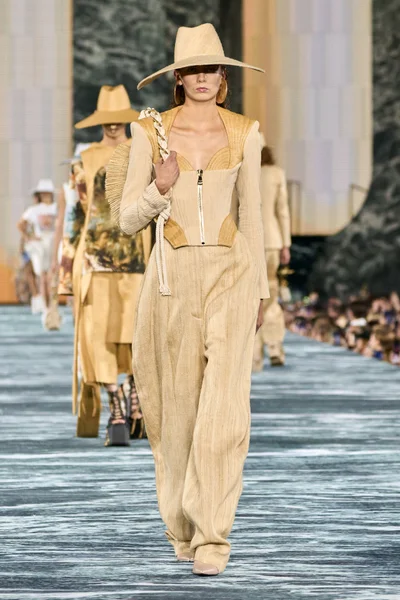 Look 9